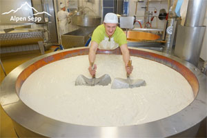 Käseherstellung im Kupferkessel im Rehmer Sennhus