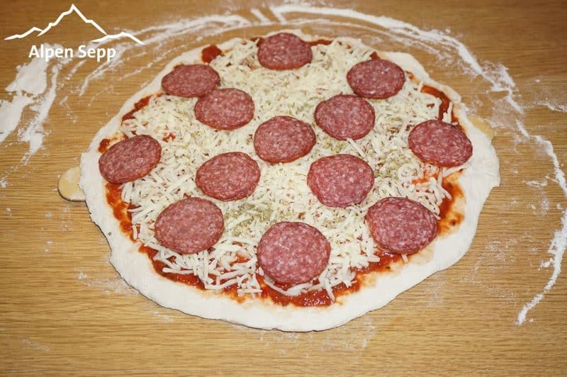 Salami Pizza fertig belegt
