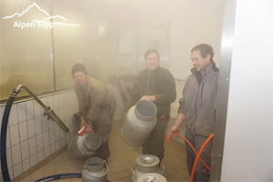 Bauern liefern Milch an vom Alpen Sepp
