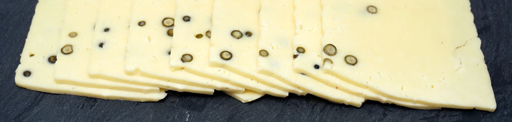 Sennerei Raclette Käse mit Pfefferkörnern - fertig geschnitten 7 Raclette aus Heumilch mit Pfefferkörnern