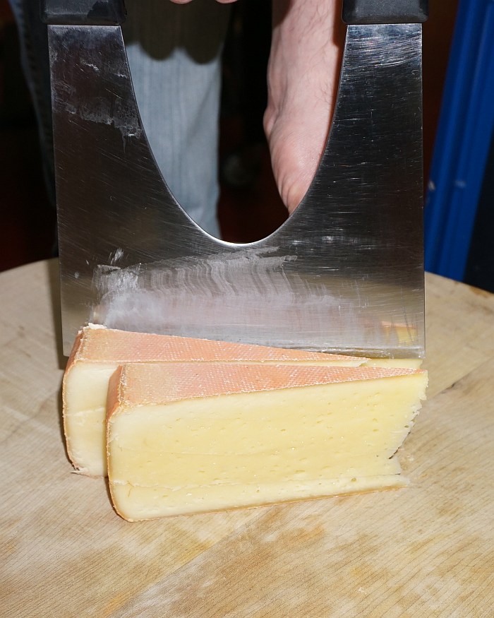 Käse mit Käseschaufel Messer
