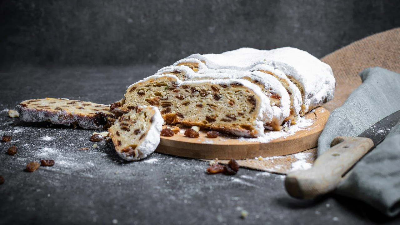 DRESDNER CHRISTSTOLLEN® | Original aus Dresden mit Zutaten vom AlpenSepp | 1,5 kg Stollen mit echter Sennereibutter und Butterschmalz aus Heumilch® | Exklusiv auf Vorbestellung.