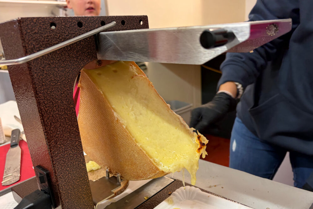 Louis Tellier Kaesekeller Test mit Mitarbeitern bei uns im Käsekeller